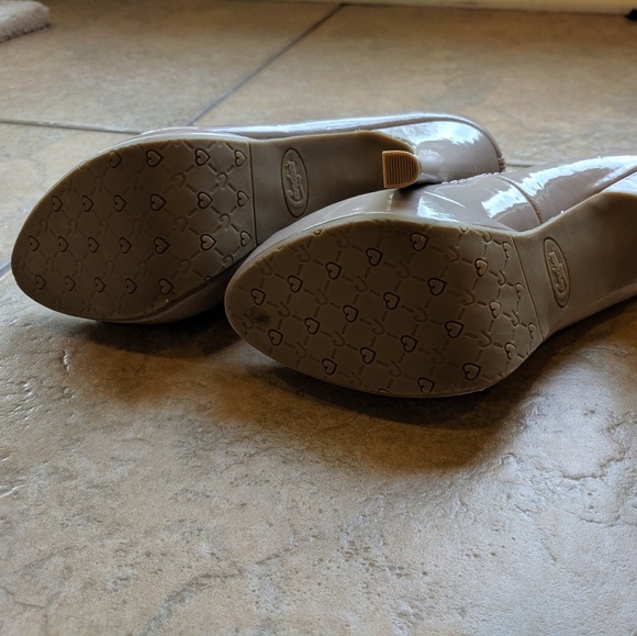 Candies Neutral Platform Heels - Picture 2 of 5